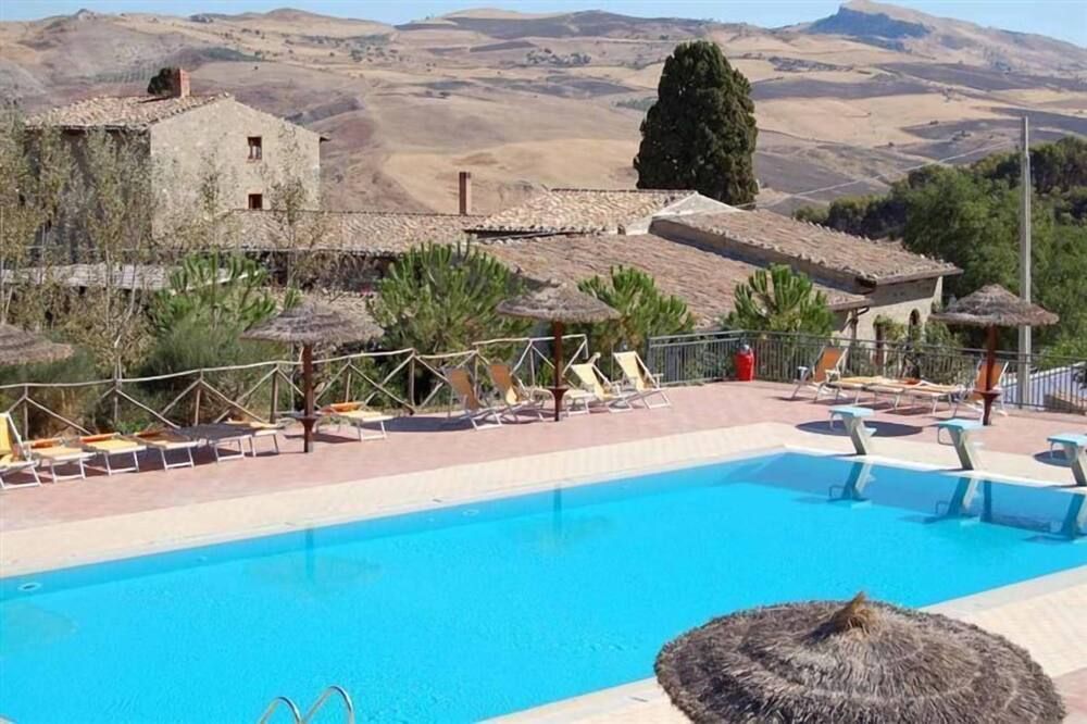 حوض السباحة صورة