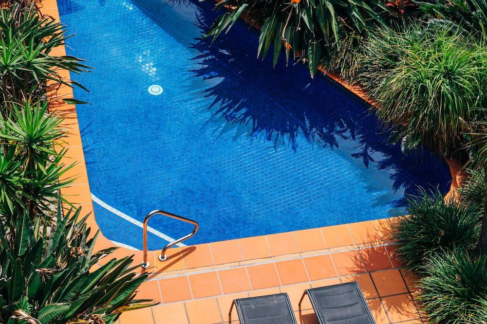 حوض السباحة