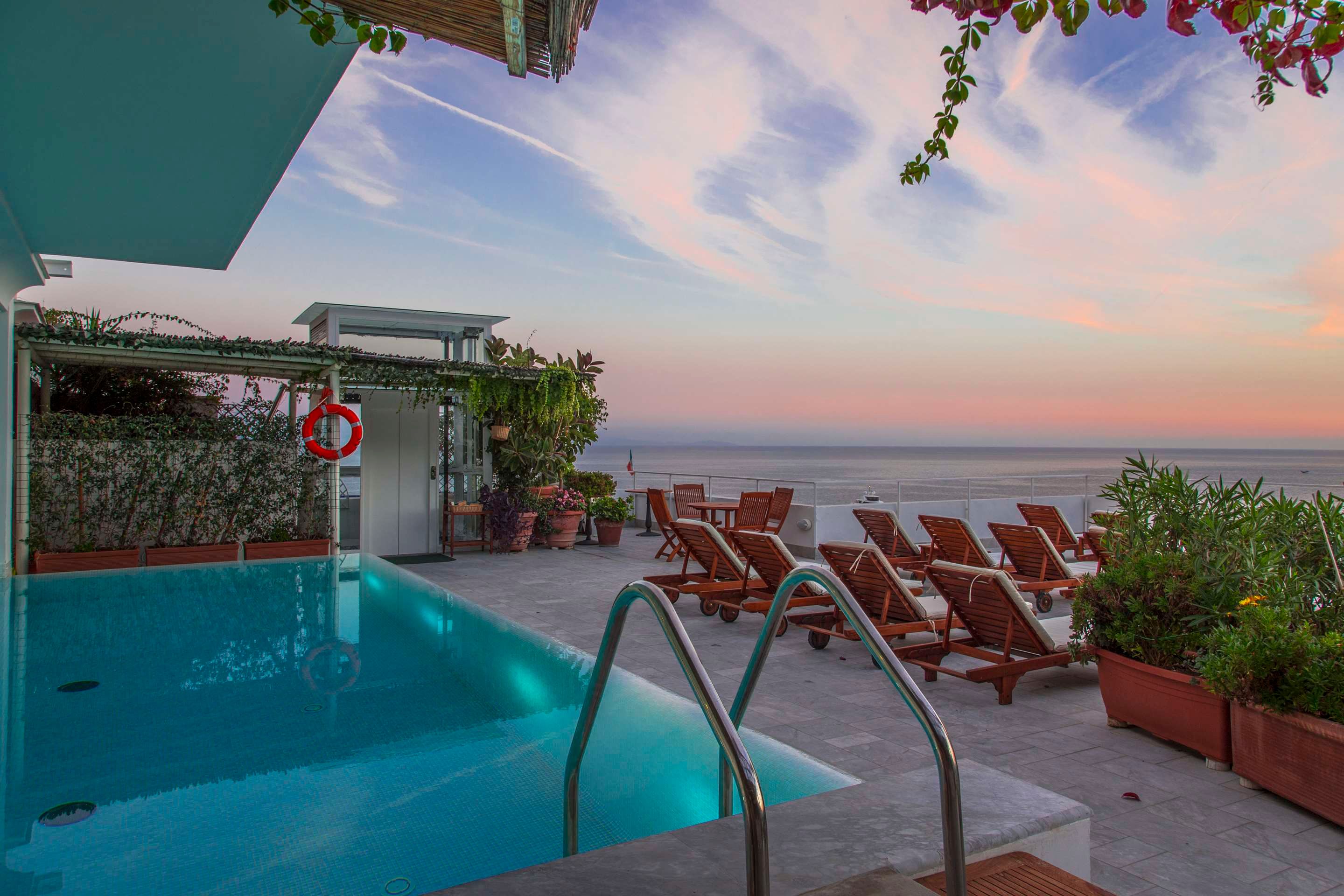 حوض السباحة