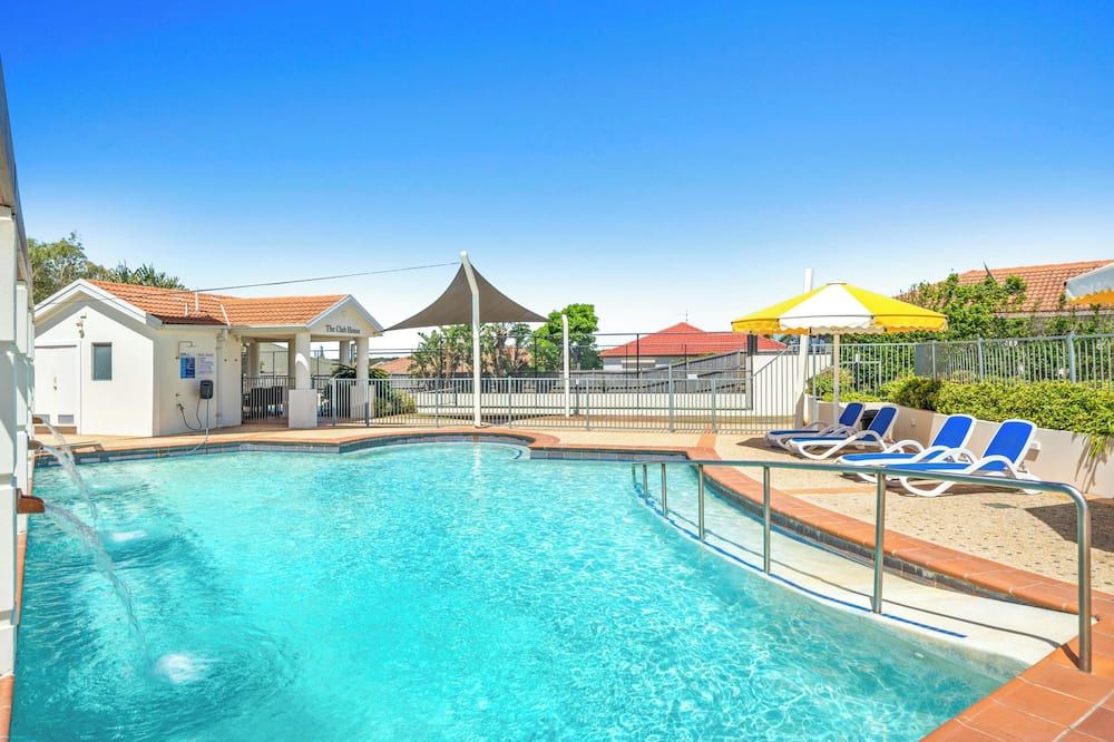 حوض السباحة