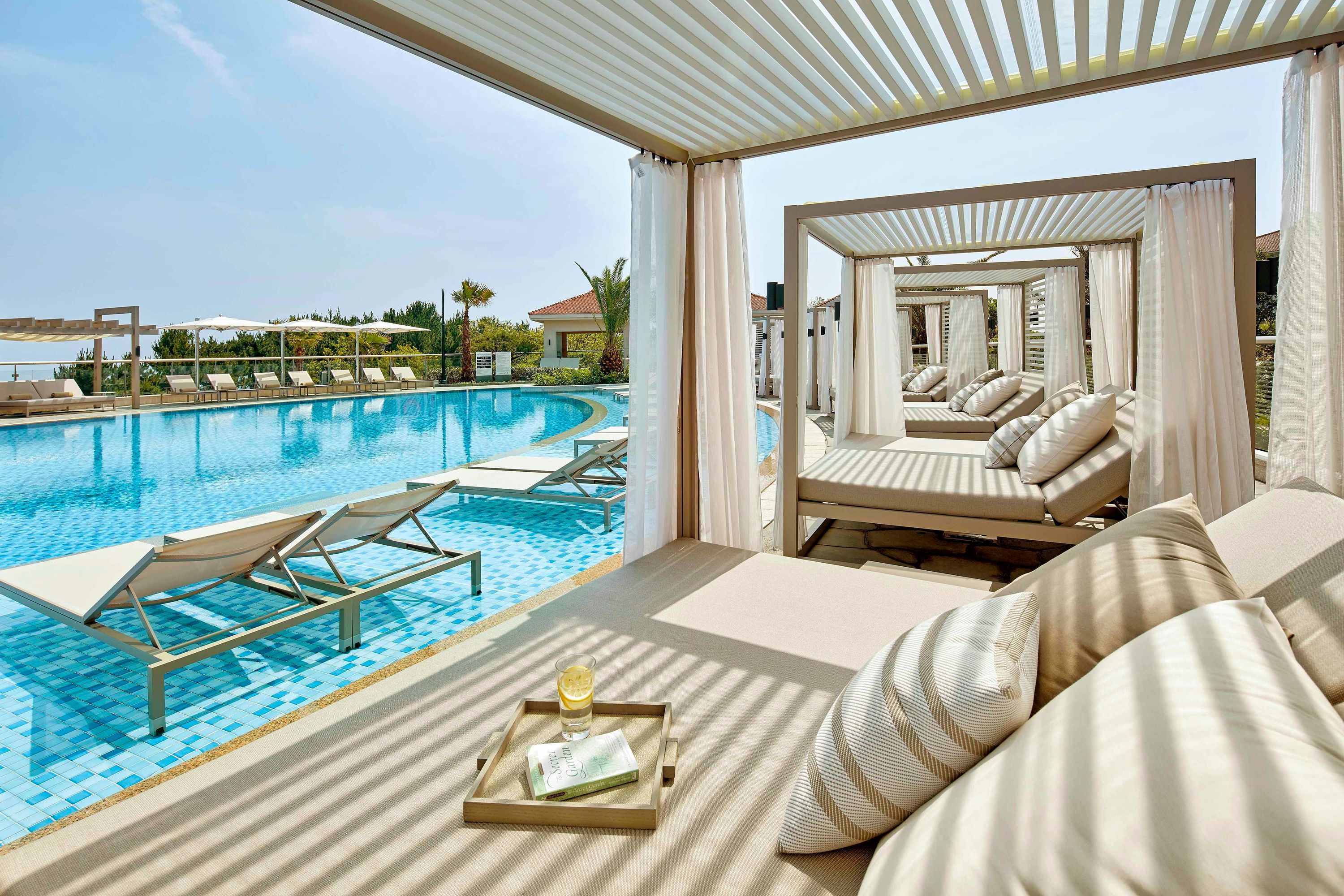 حوض السباحة