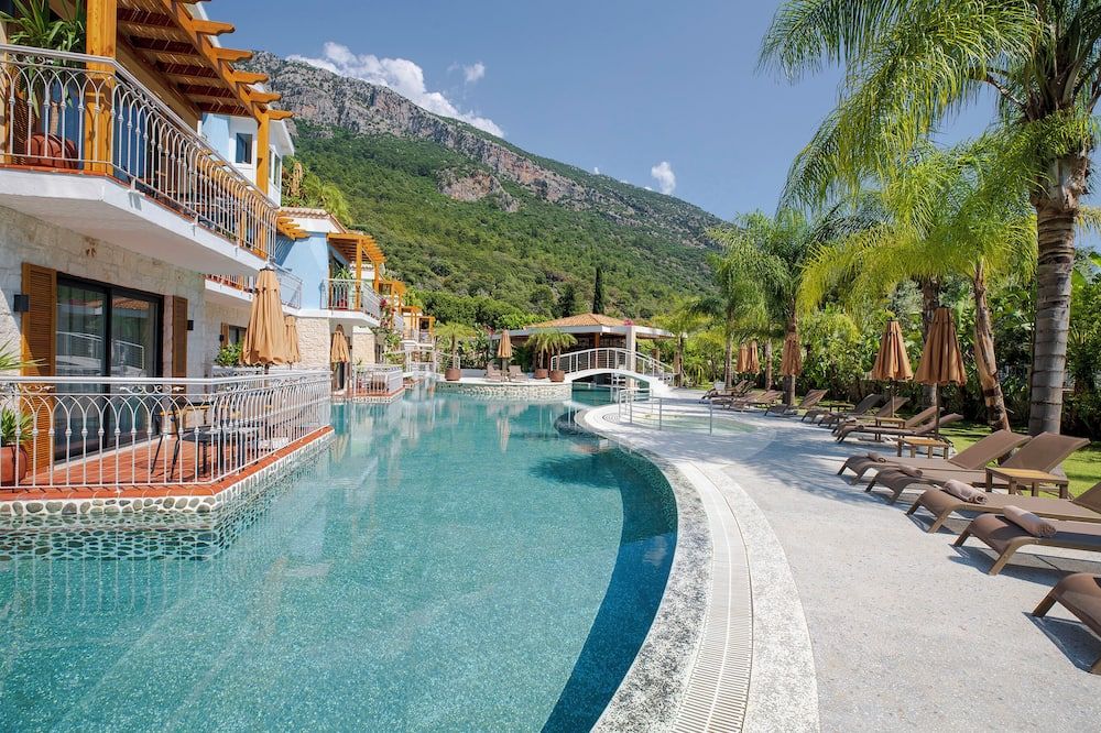 حوض السباحة