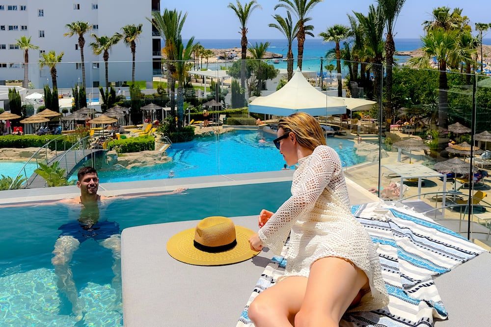 حوض السباحة