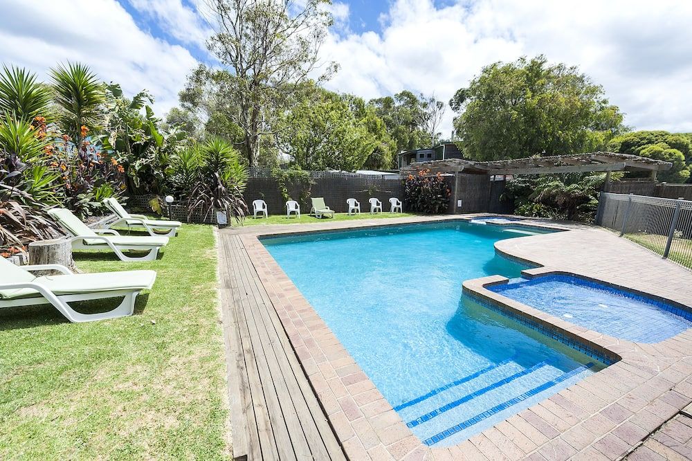 حوض السباحة