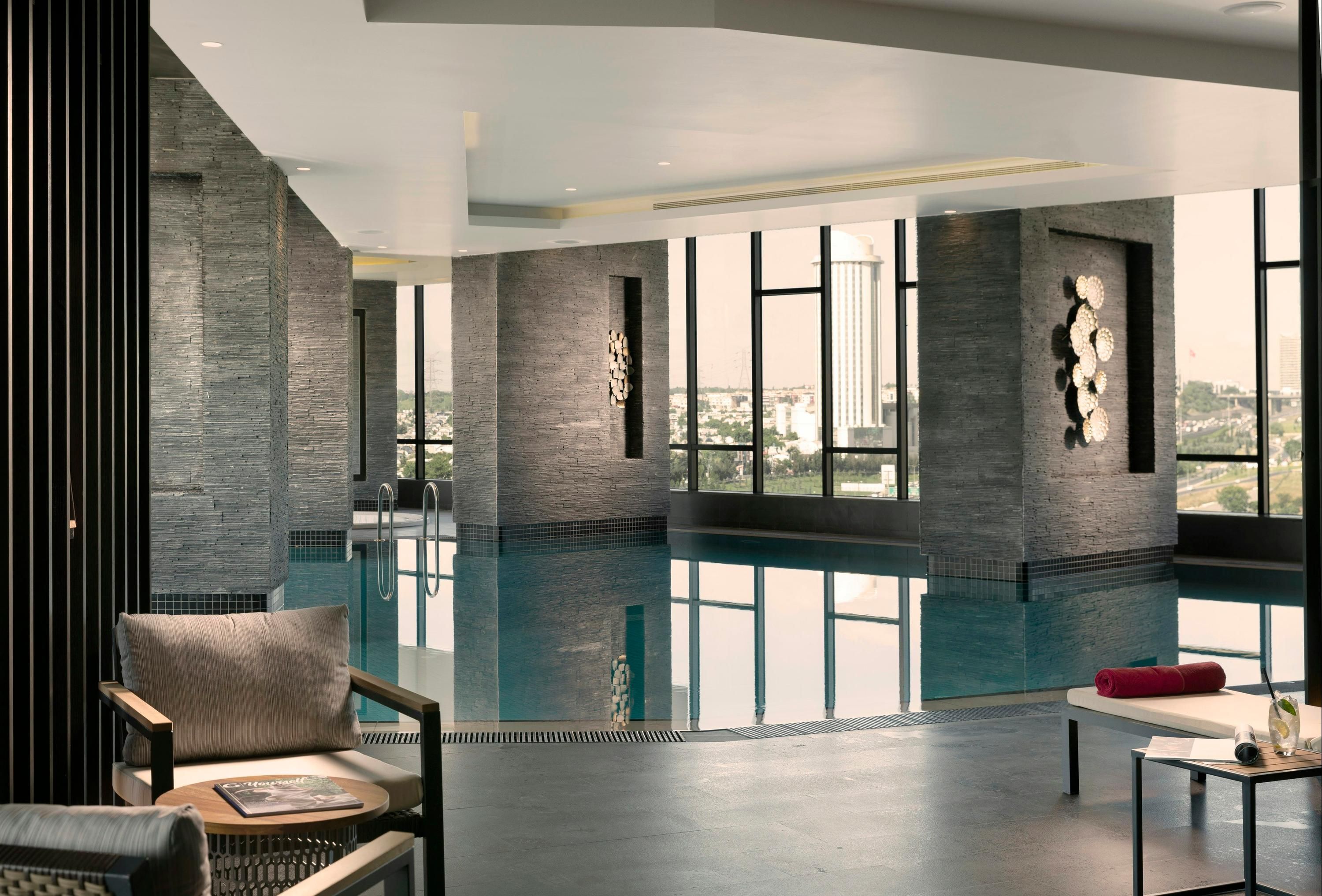 حوض السباحة