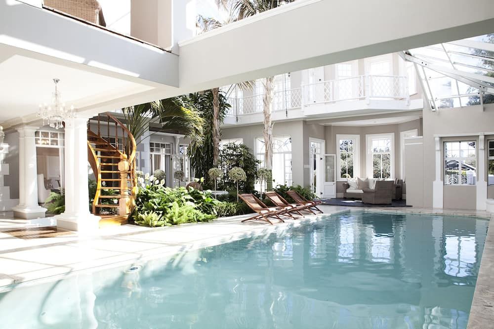 حوض السباحة