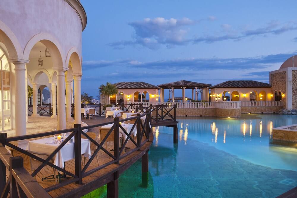 حوض السباحة