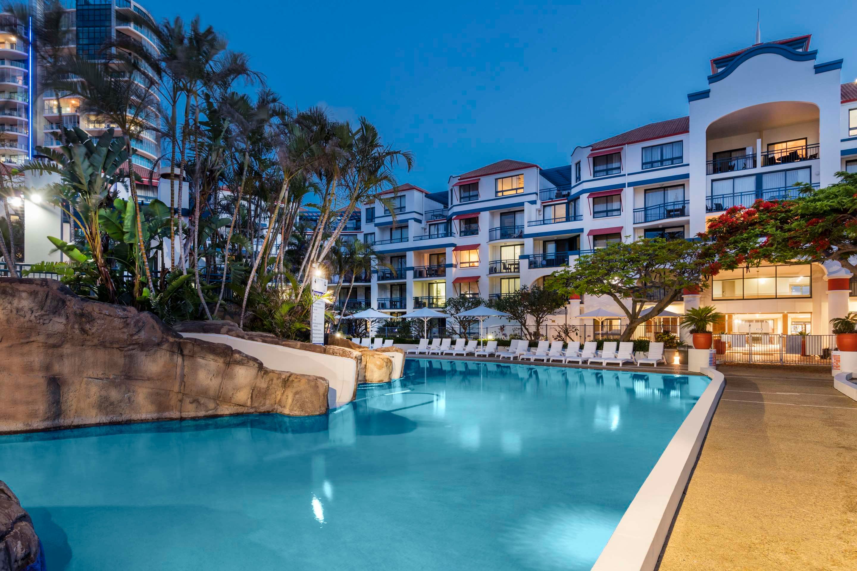 حوض السباحة