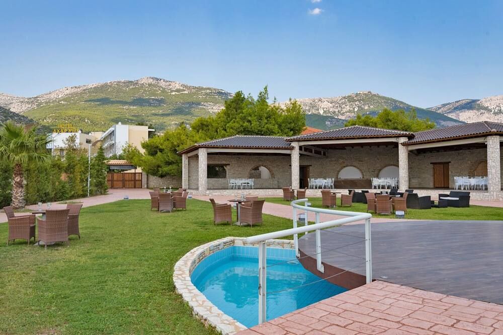 حوض السباحة