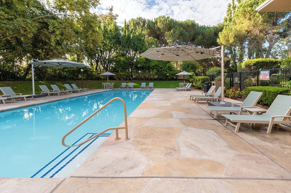 حوض السباحة