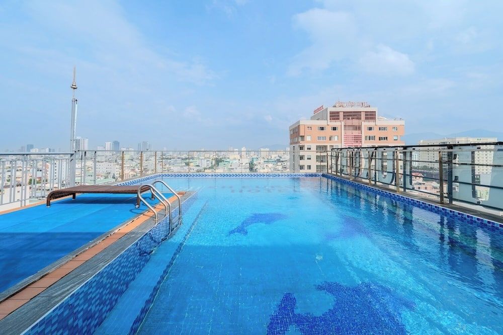 حوض السباحة
