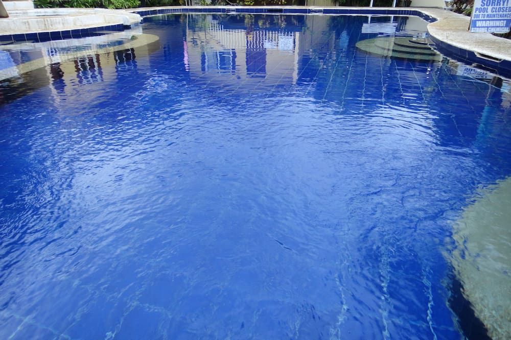 حوض السباحة