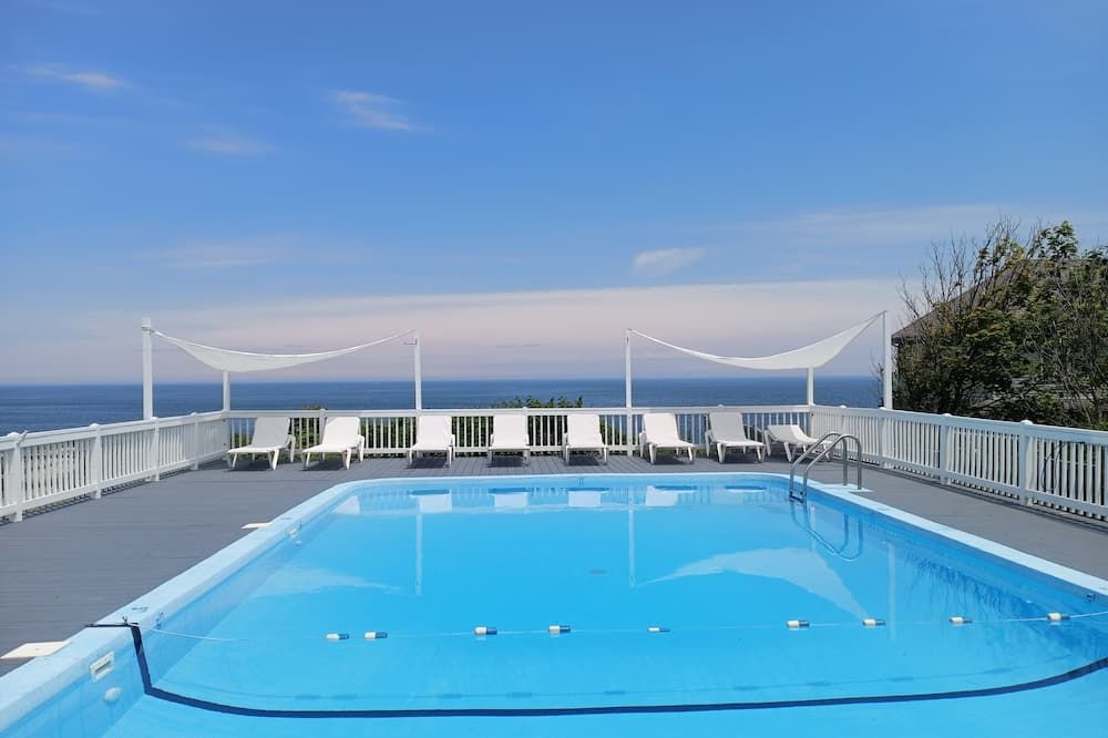 حوض السباحة