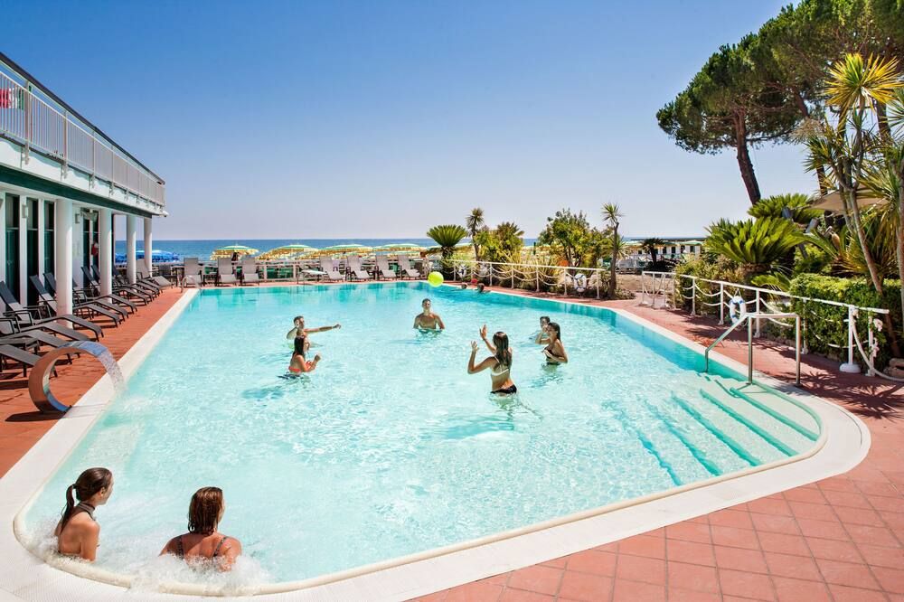 حوض السباحة صورة