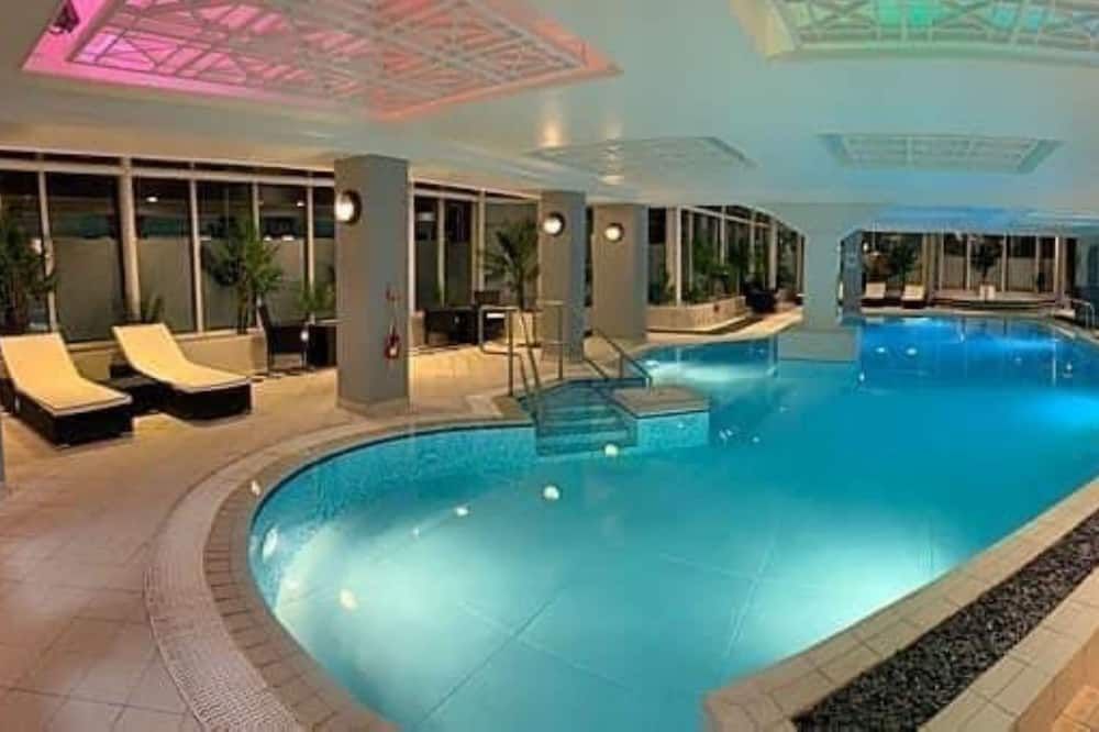 حوض السباحة