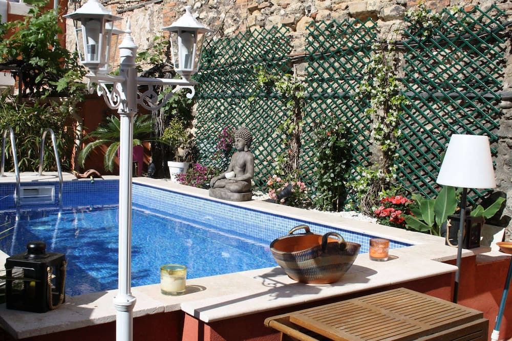 حوض السباحة