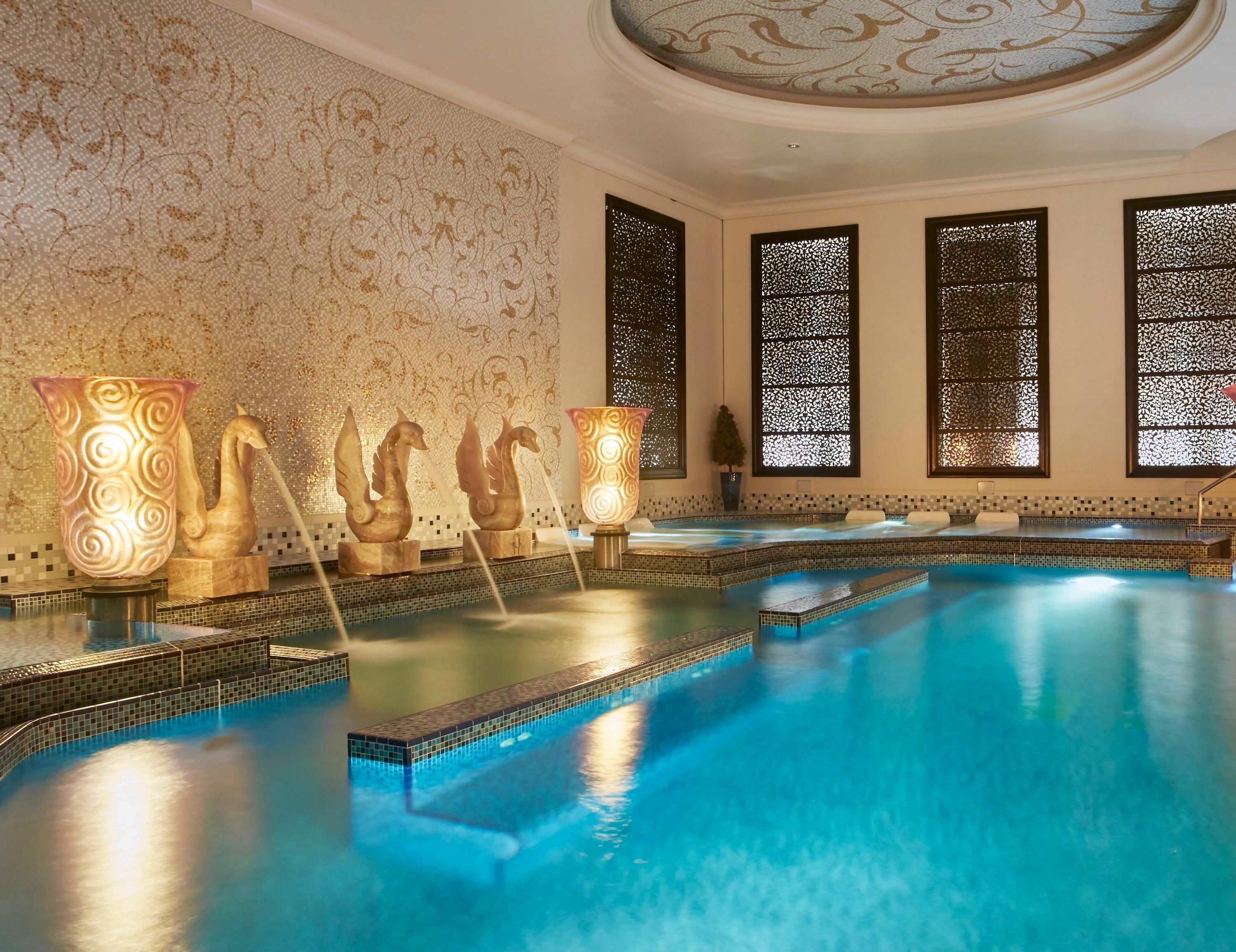 حوض السباحة