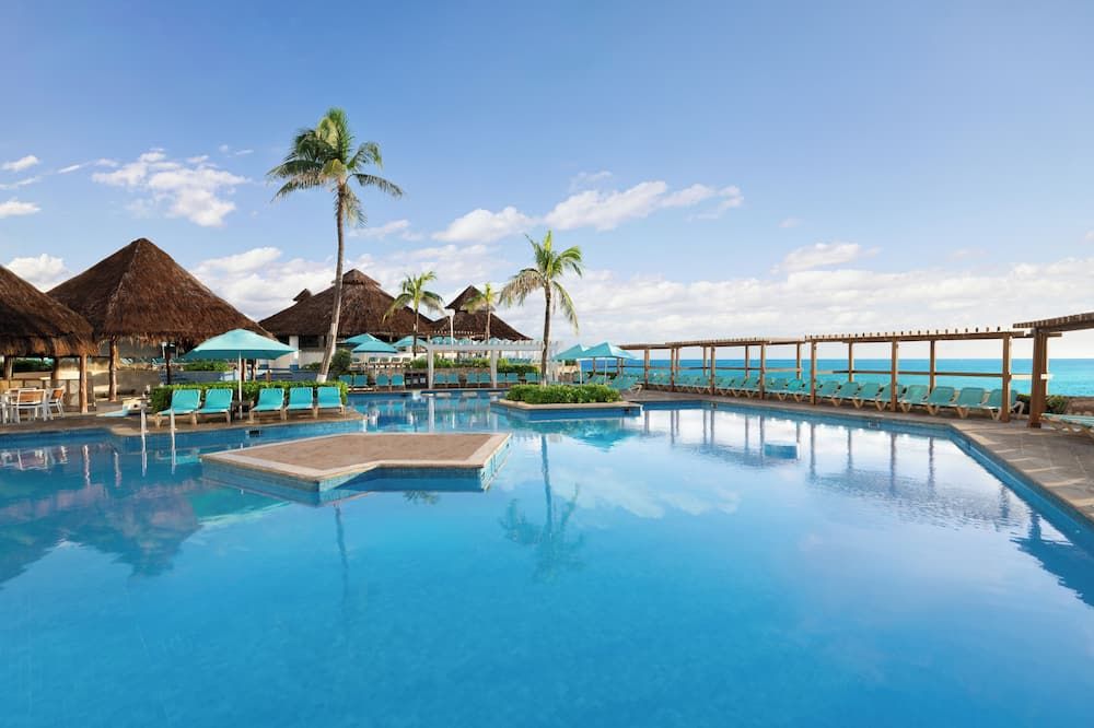 حوض السباحة