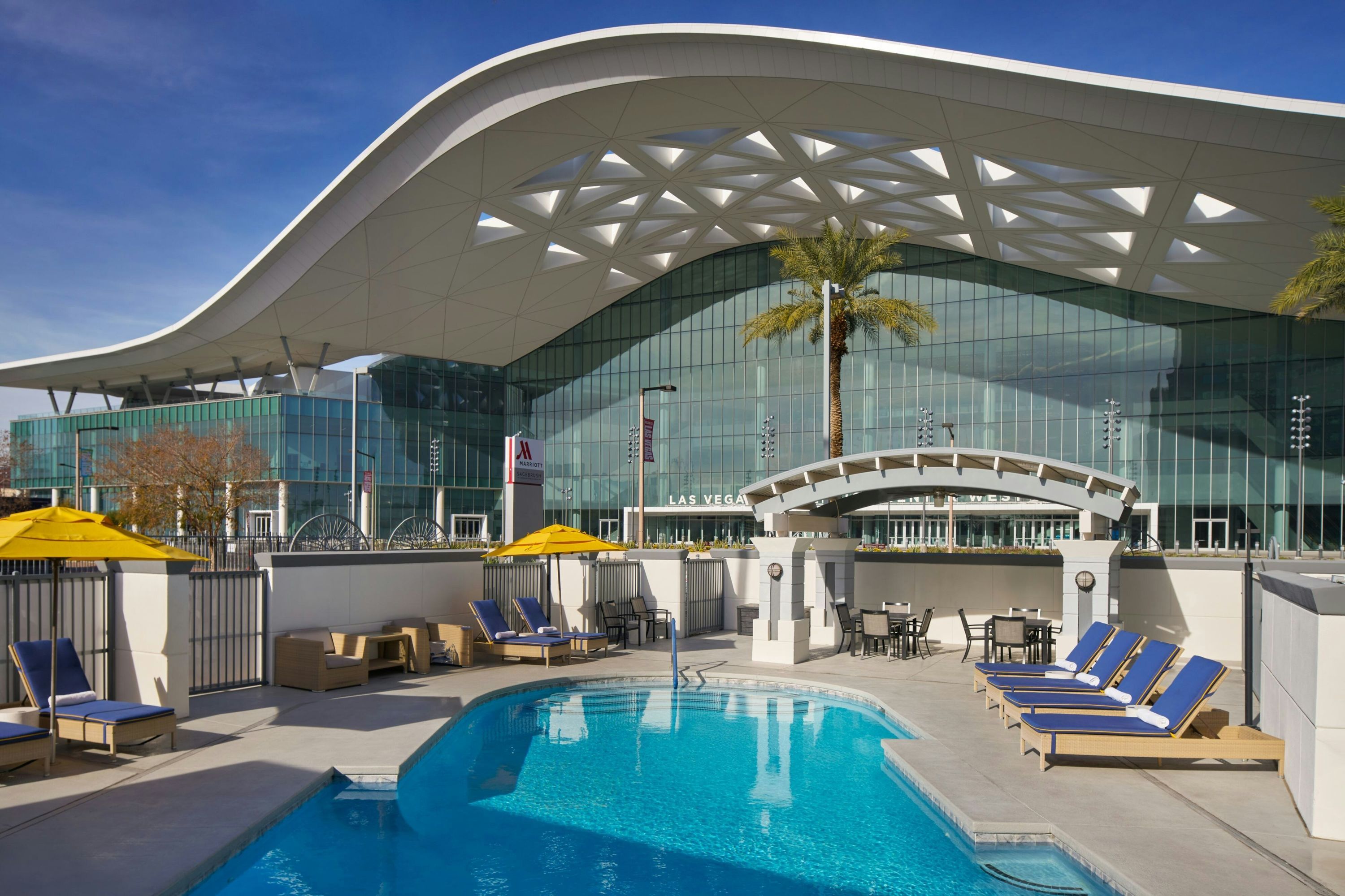 حوض السباحة