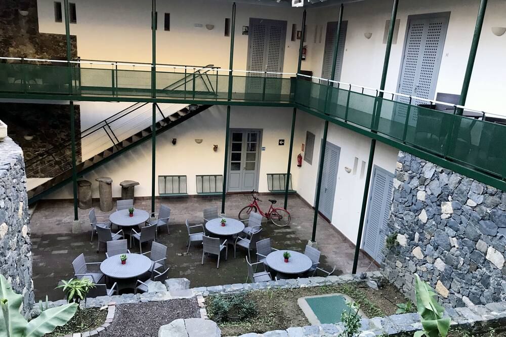 شرفة مرصوفة