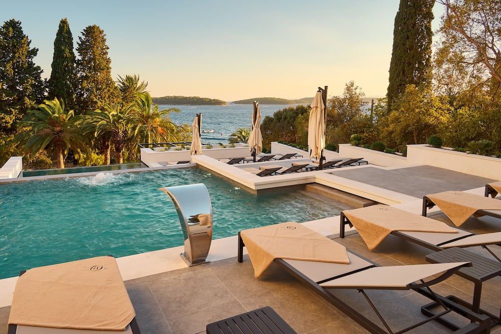 حوض السباحة