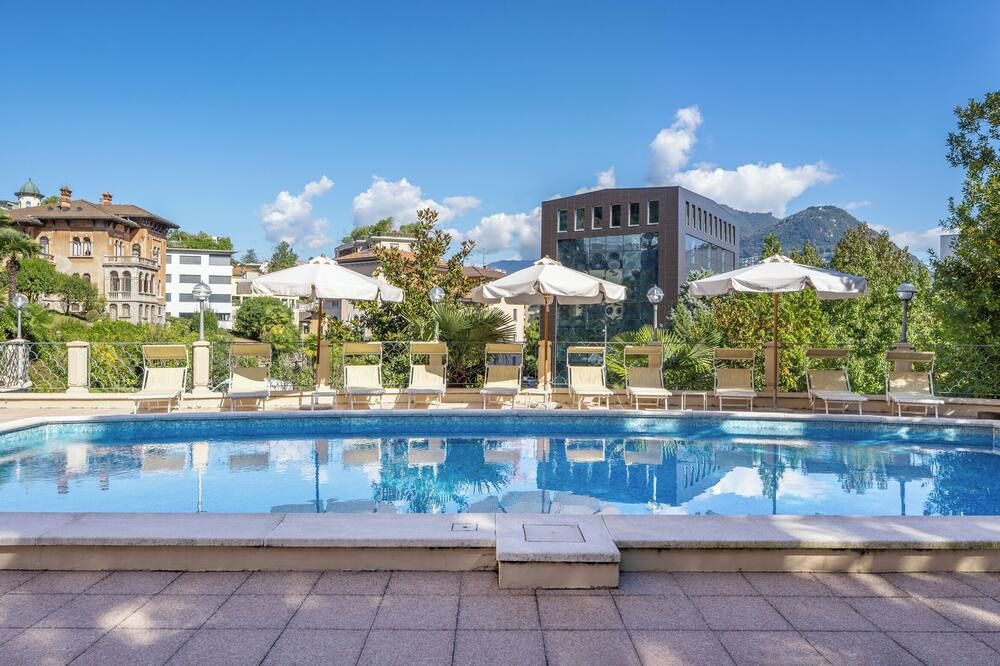 حوض السباحة