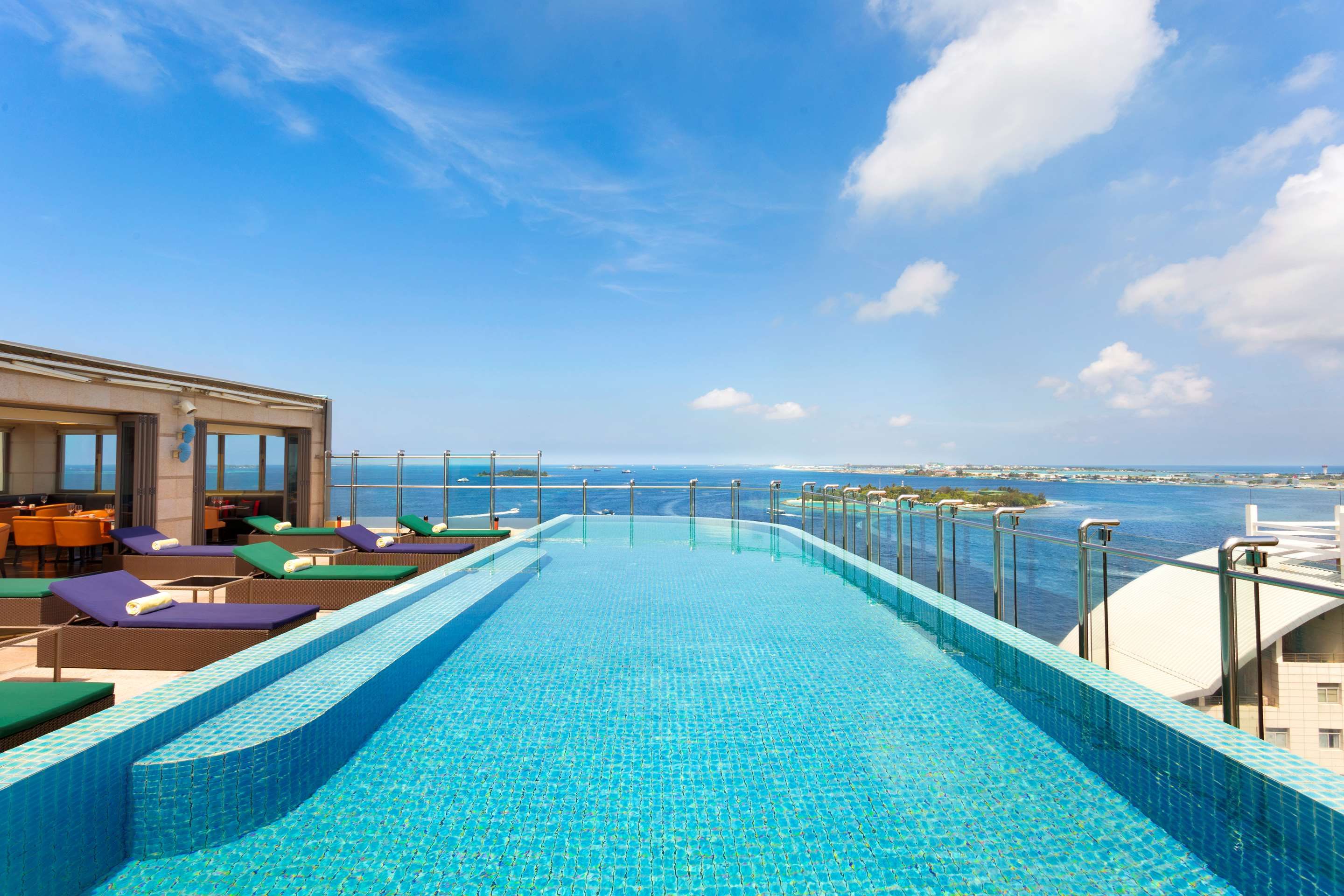 حوض السباحة