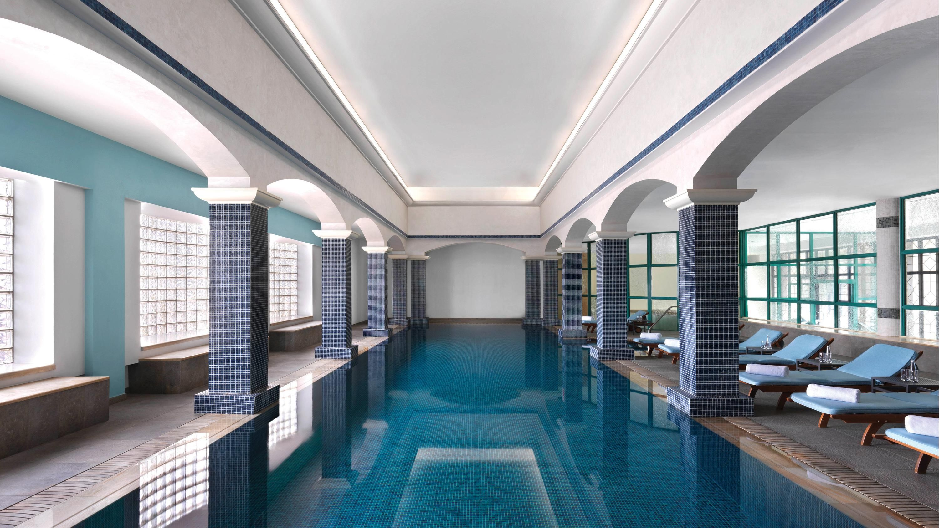 حوض السباحة