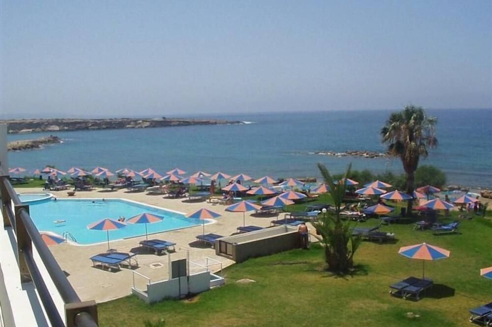 حوض السباحة