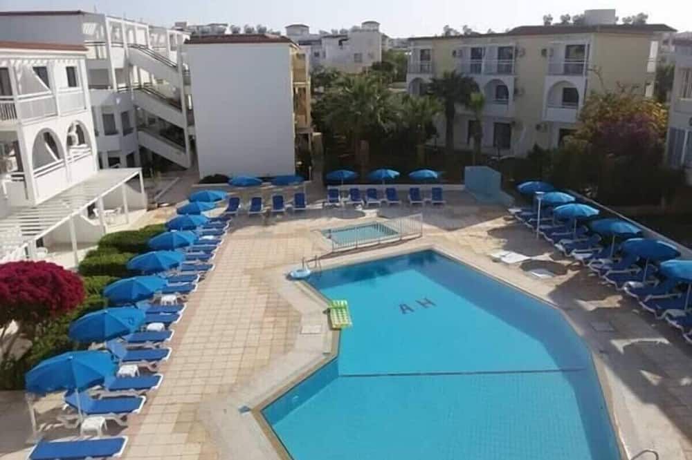 حوض السباحة