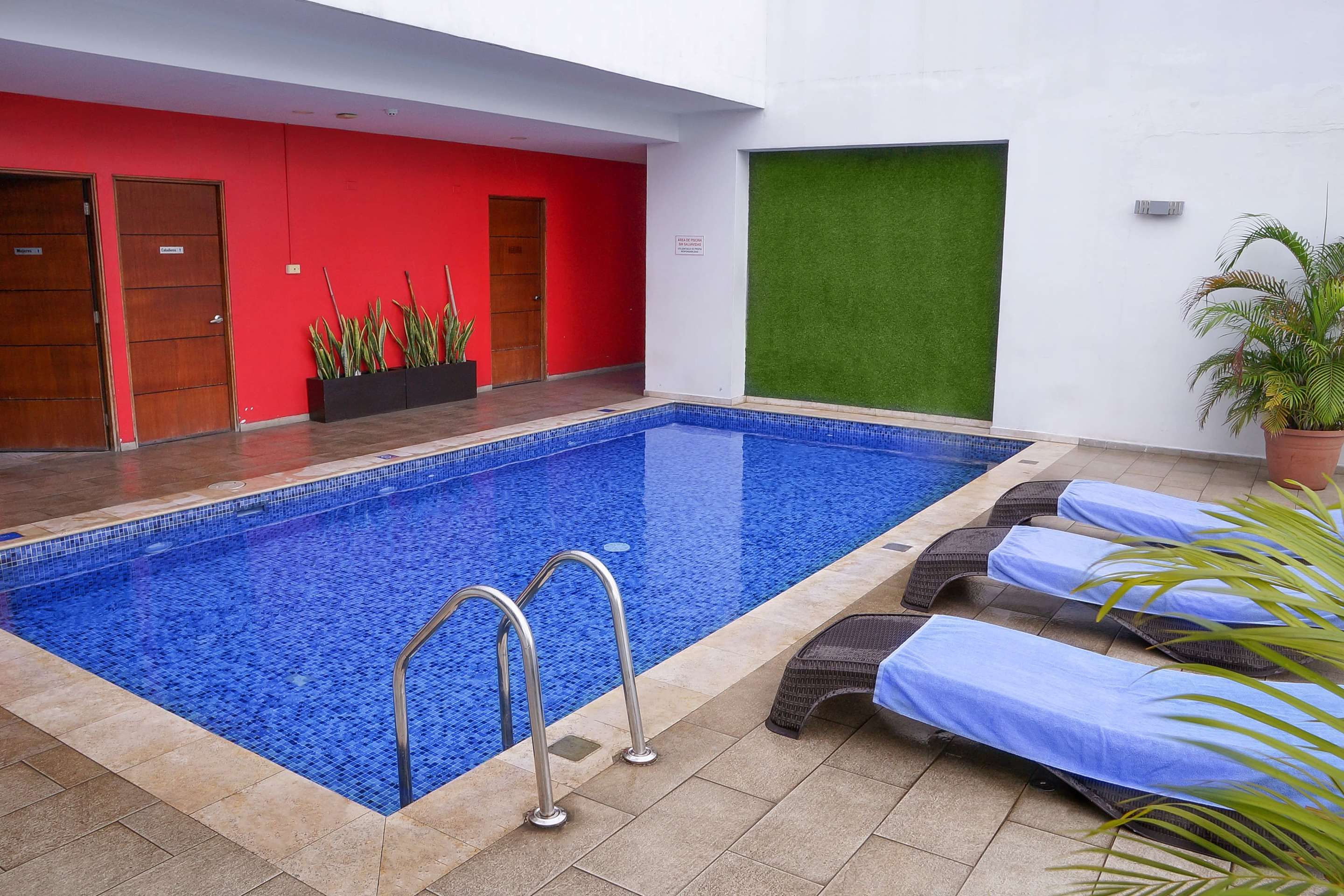 حوض السباحة