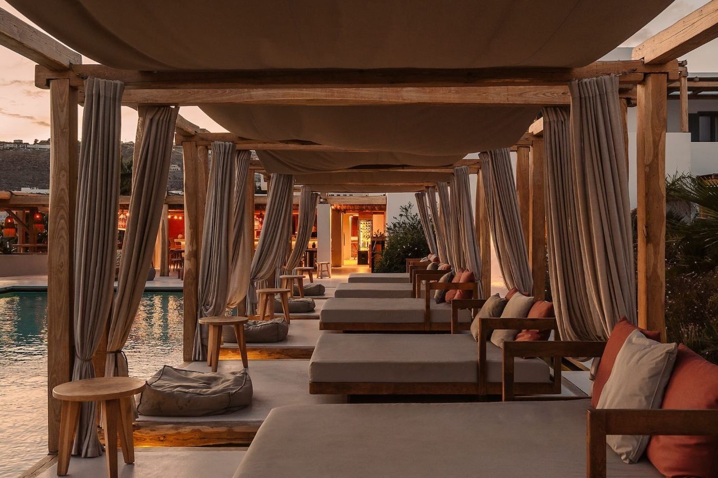 حوض السباحة