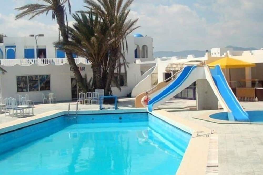 حوض السباحة