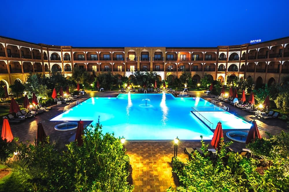 حوض السباحة