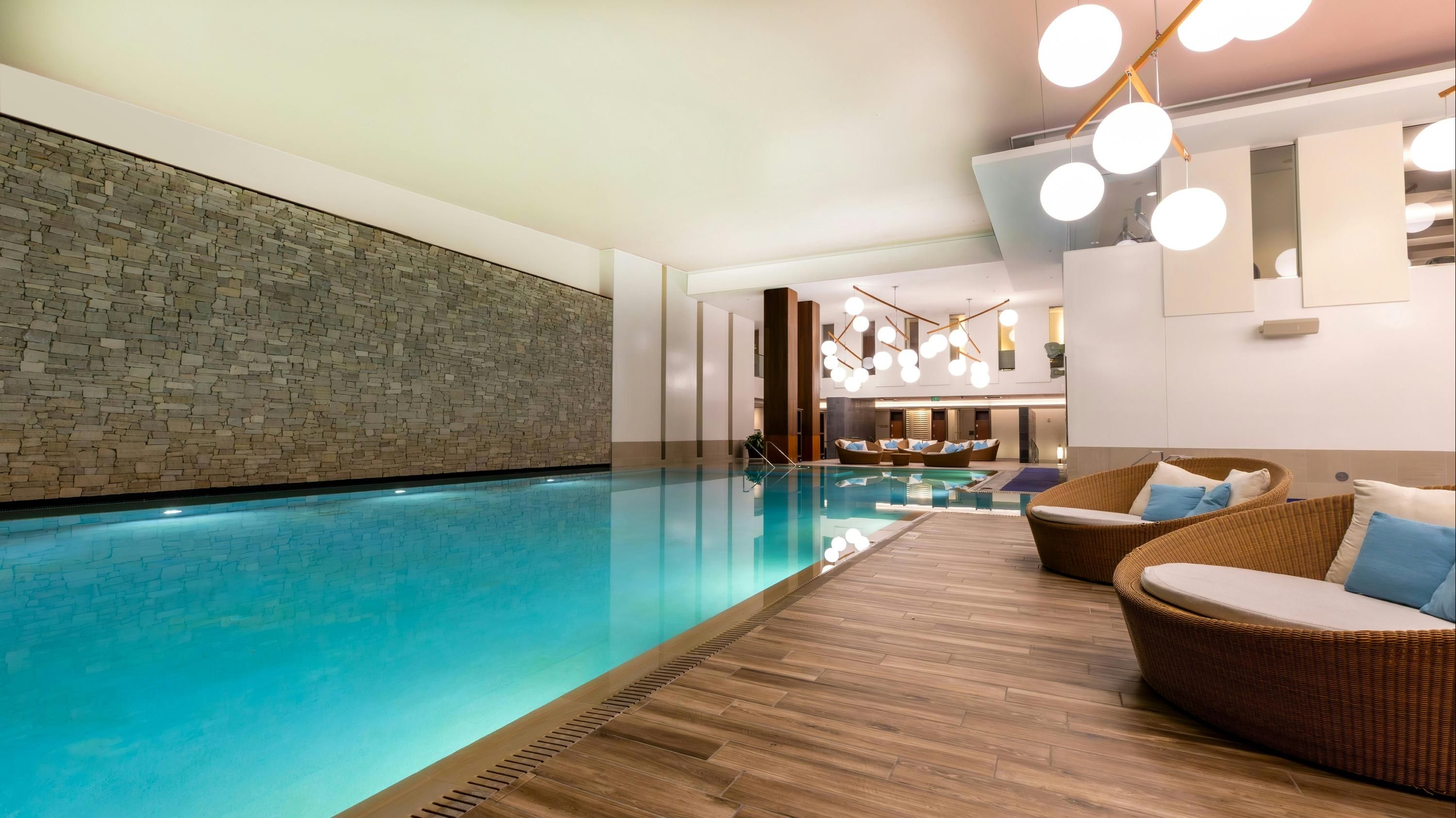 حوض السباحة