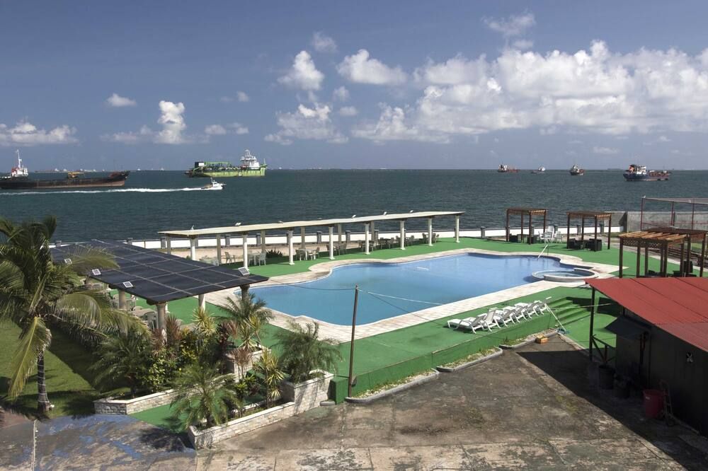 حوض السباحة