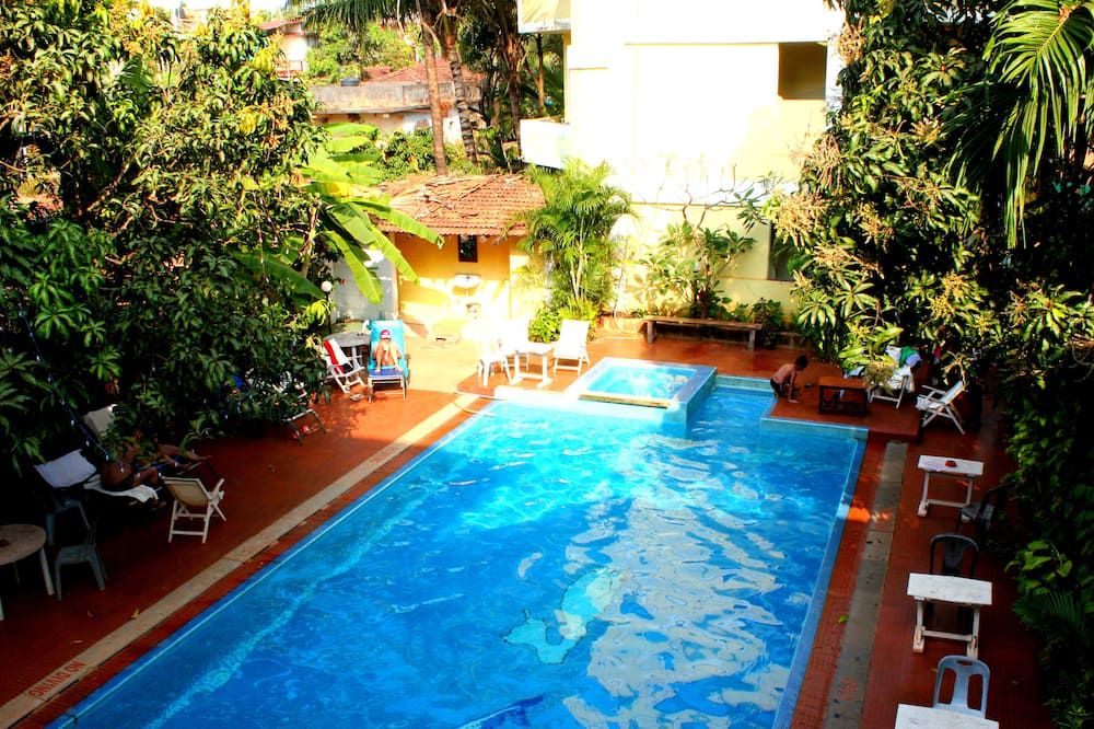 حوض السباحة