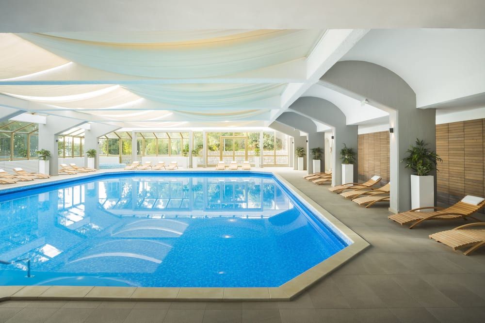 حوض السباحة