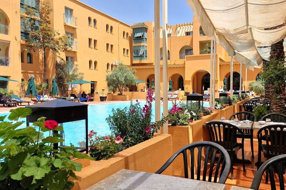 حوض السباحة