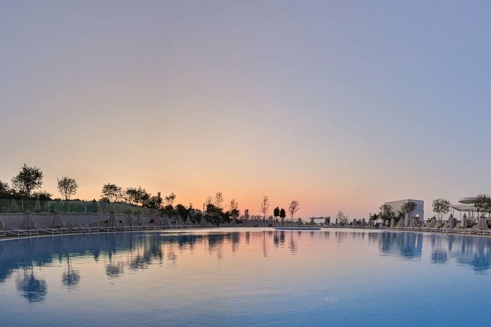 حوض السباحة