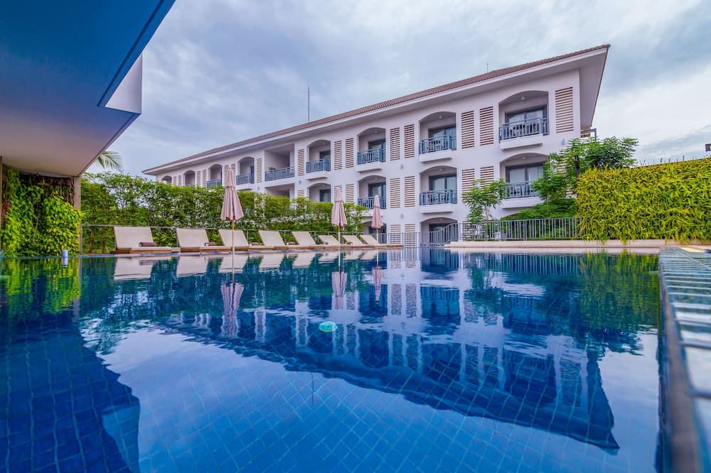 حوض السباحة