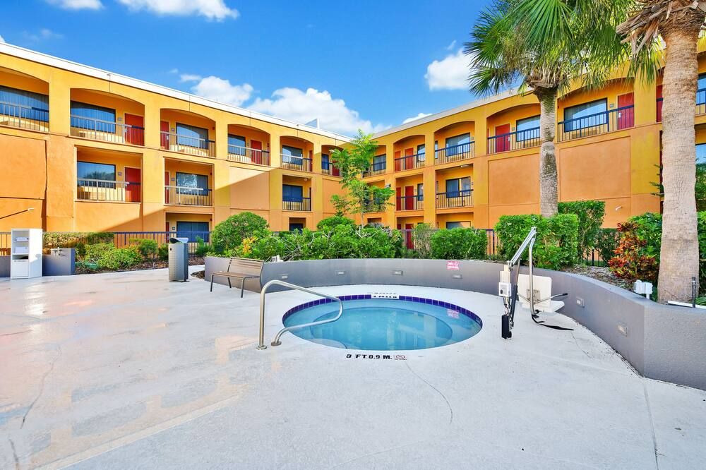 حوض السباحة