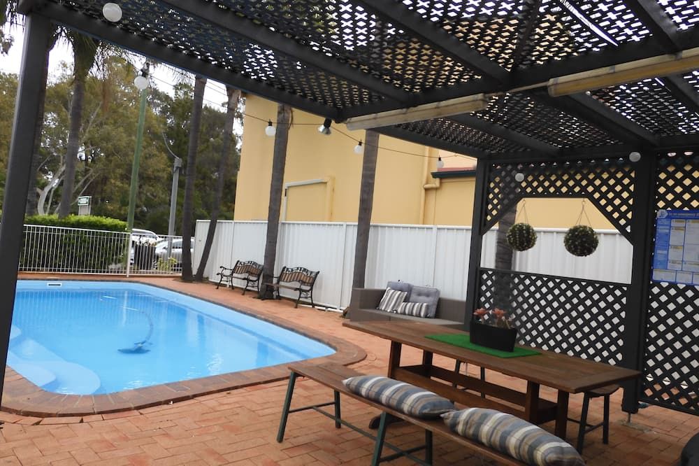 حوض السباحة