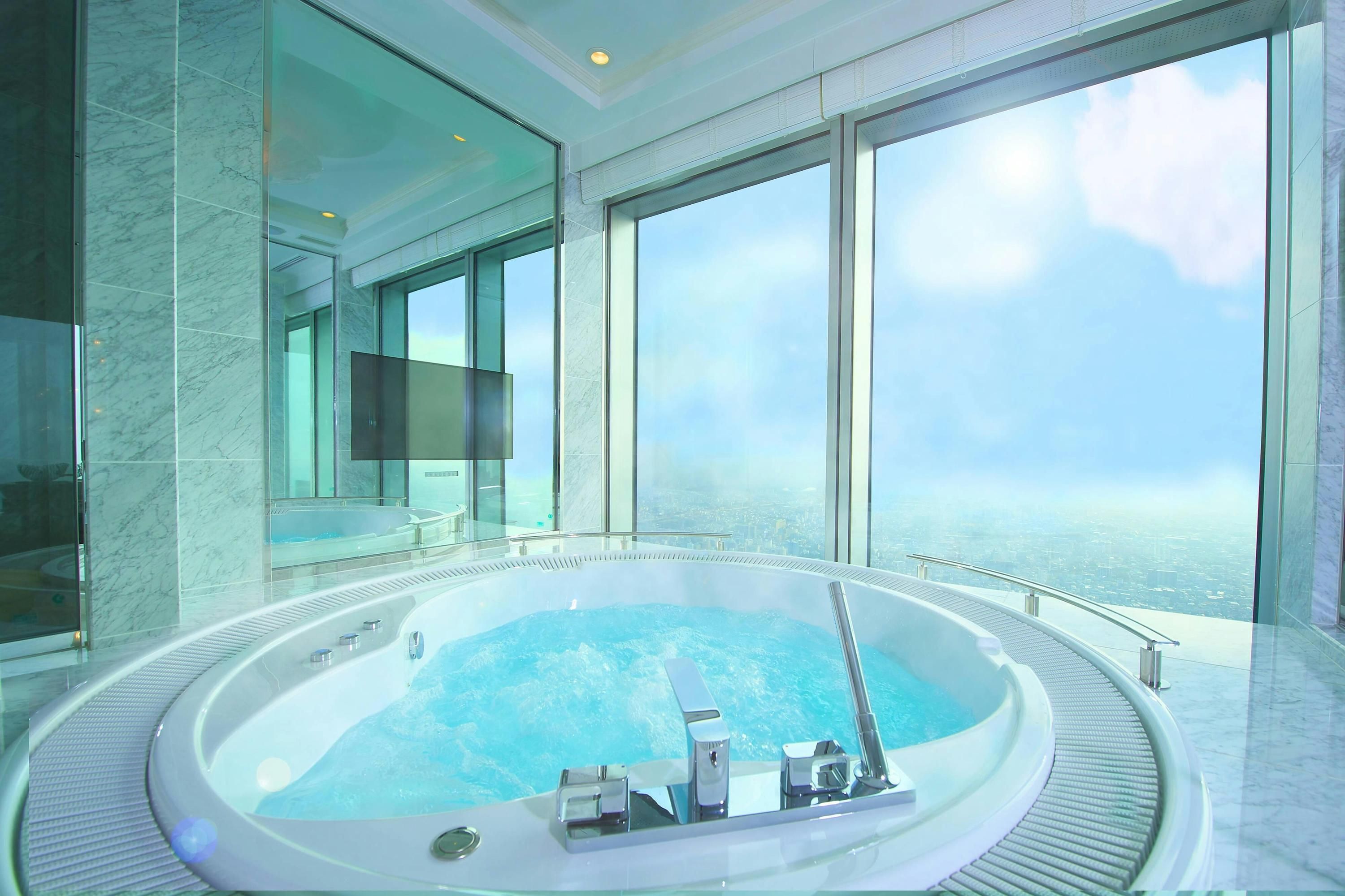 حوض السباحة