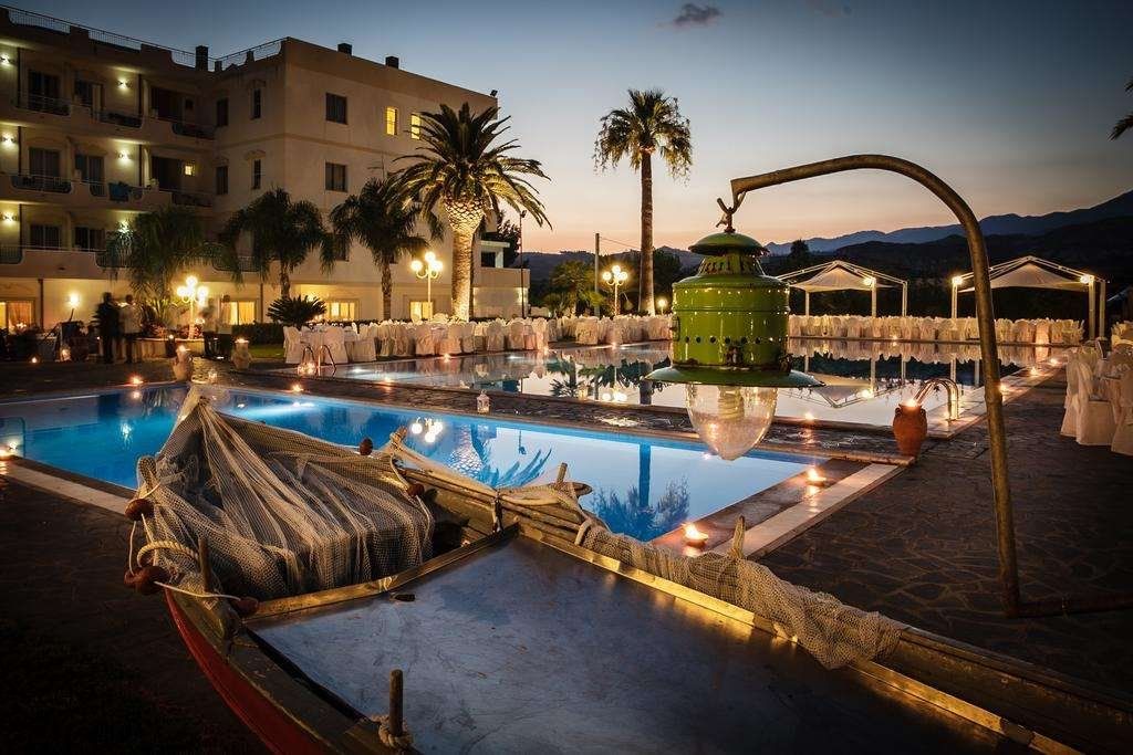 حوض السباحة