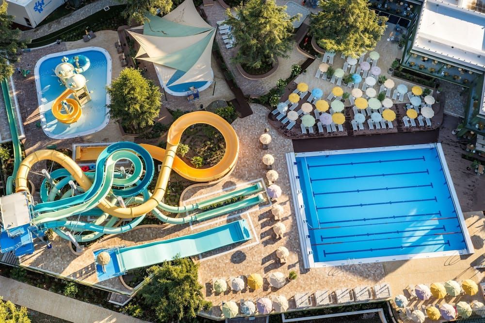 حوض السباحة