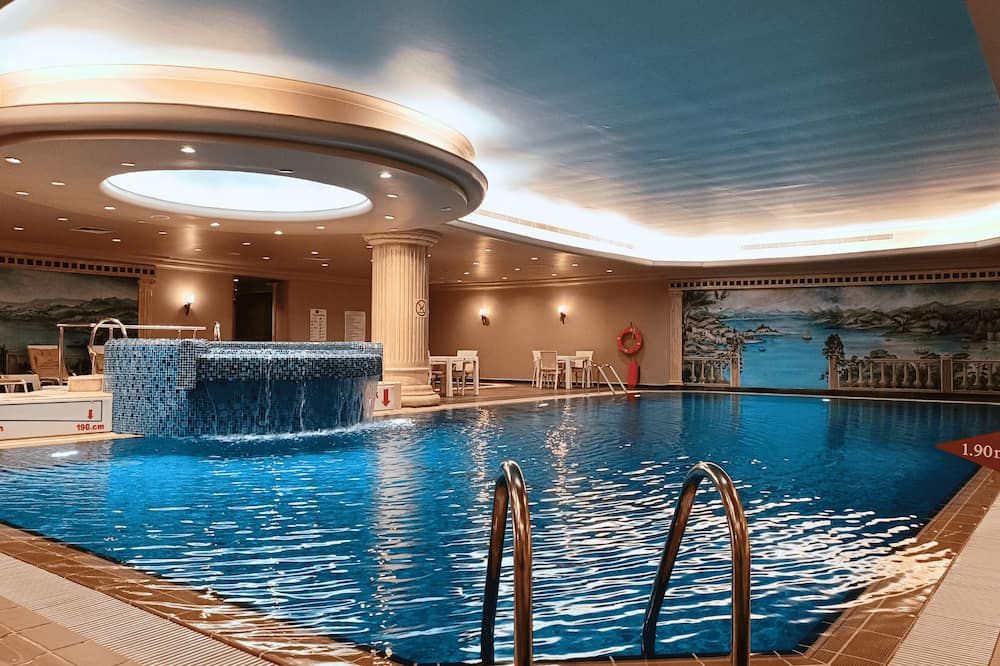 حوض السباحة