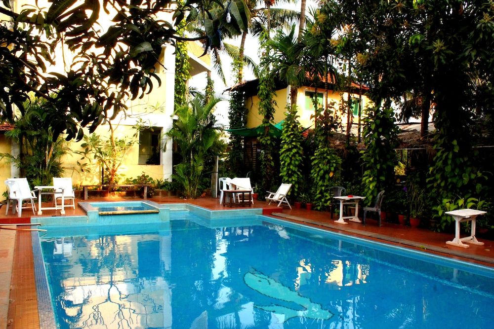 حوض السباحة