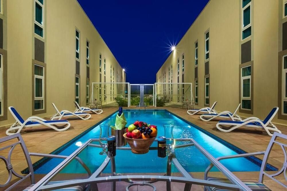 حوض السباحة