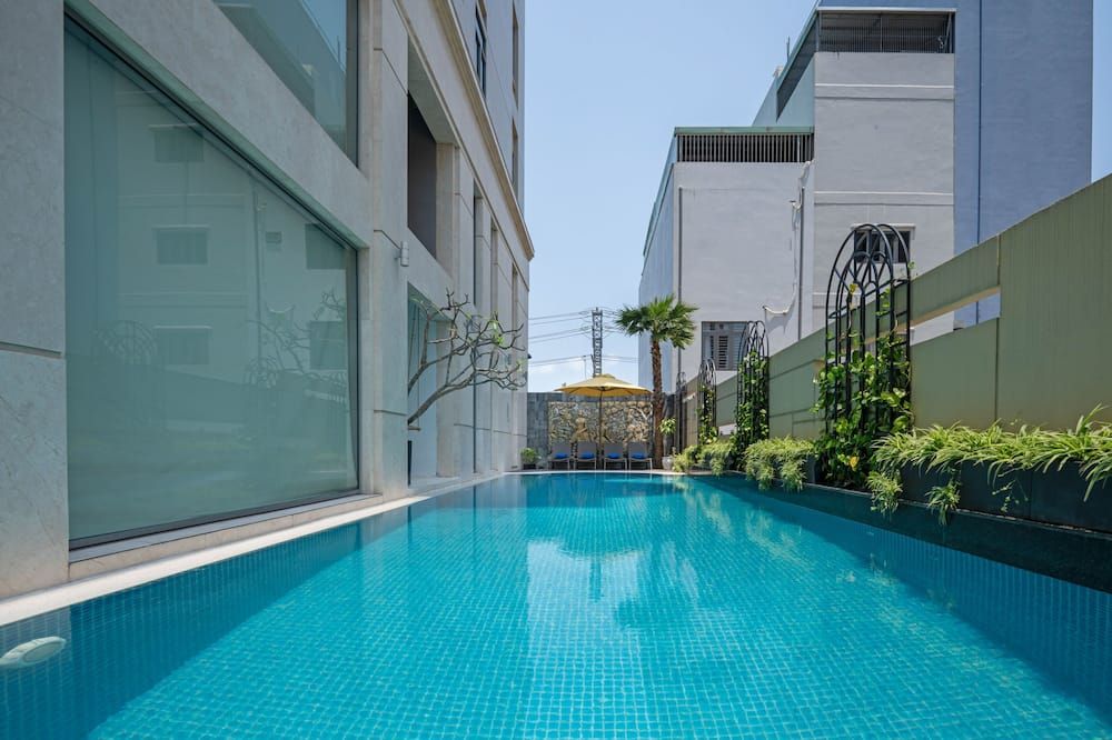 حوض السباحة